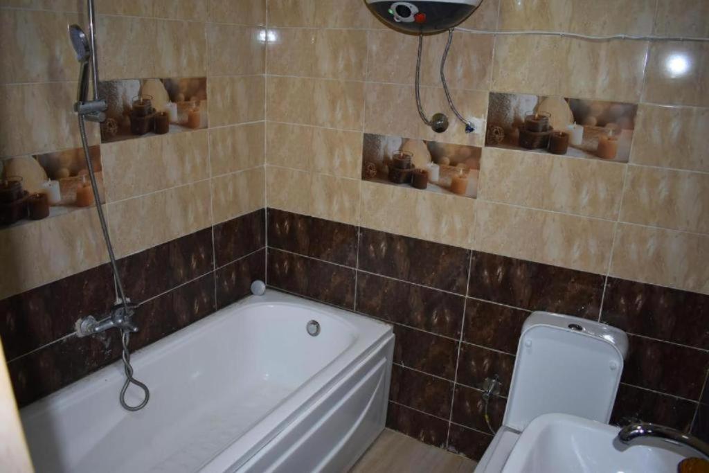 Apartment 3 Pyramids